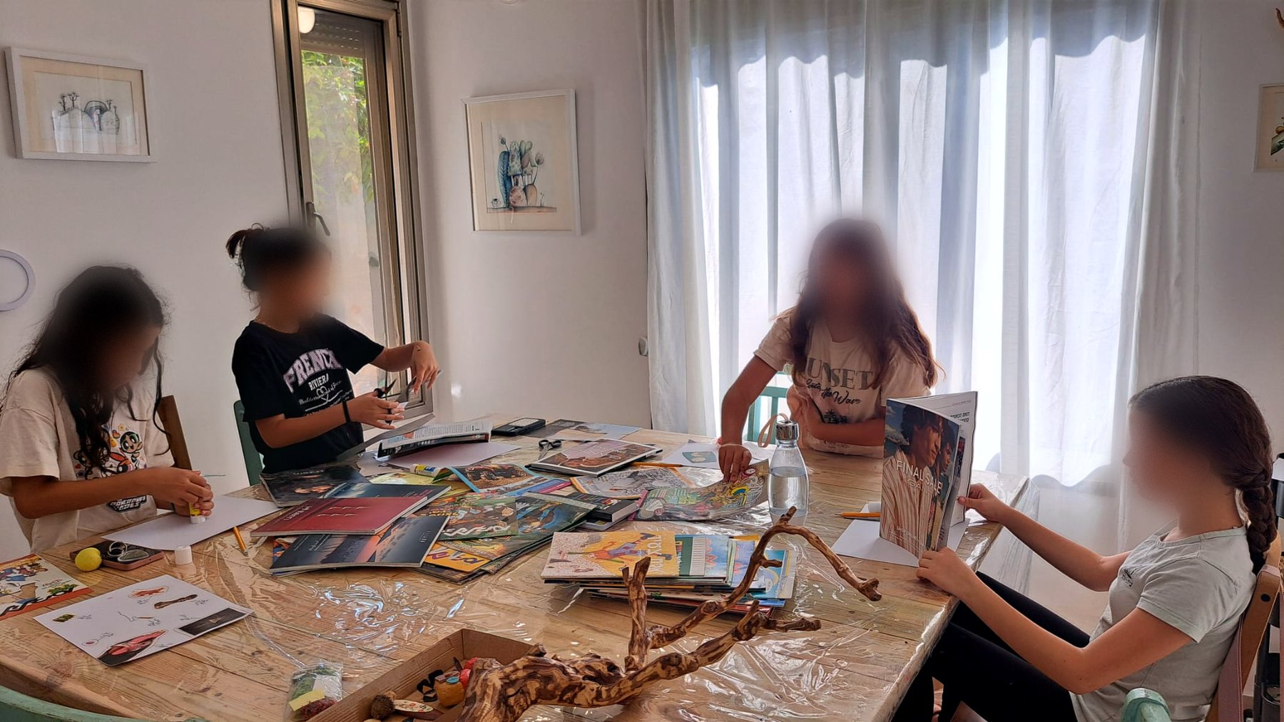 ילדות עובדות בקולאז׳ מתוך מגזינים